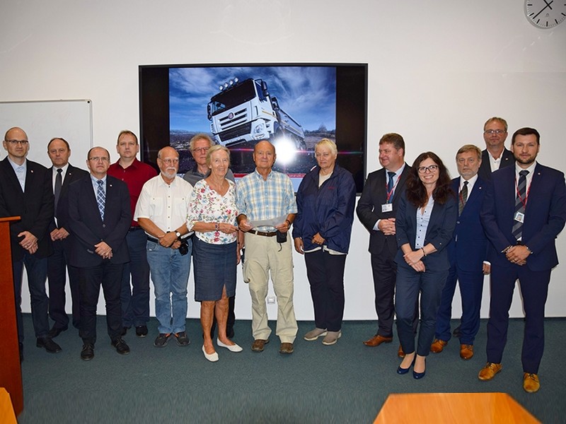 Zástupci Tatra Trucks ocenili Hanse Ledwinku in memoriam
